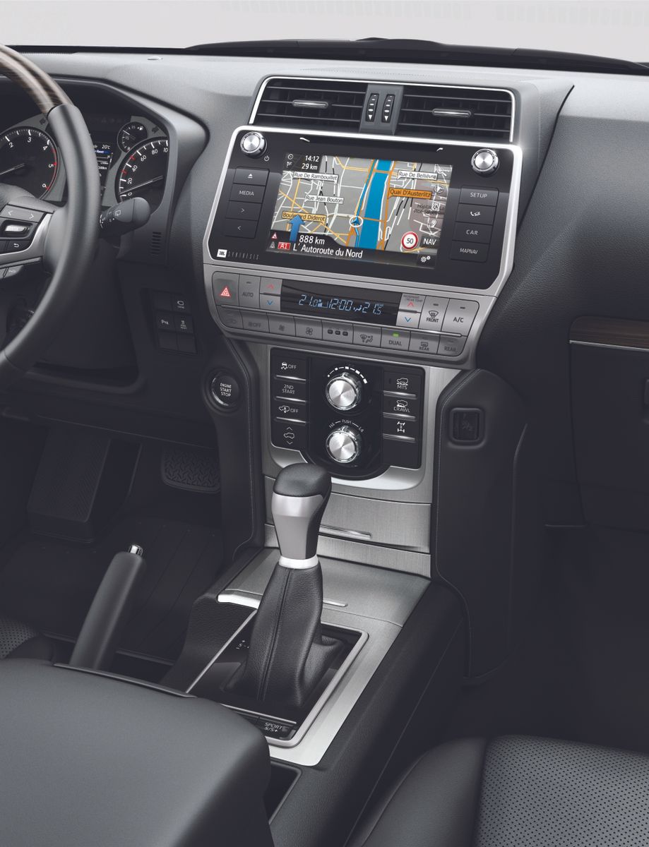 Toyota Land Cruiser 2017. Console centrale. VUS 5-portes, 4 génération, restyling 2