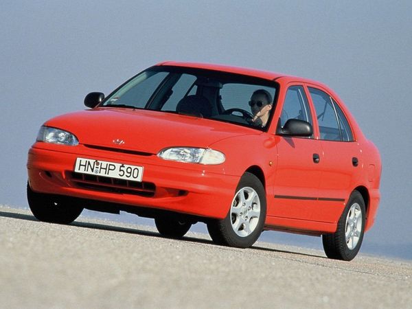 هيونداي ڤيرنا 2002. الهيكل، المظهر الخارجي. هاتشباك ٥ أبواب, 1 الجيل