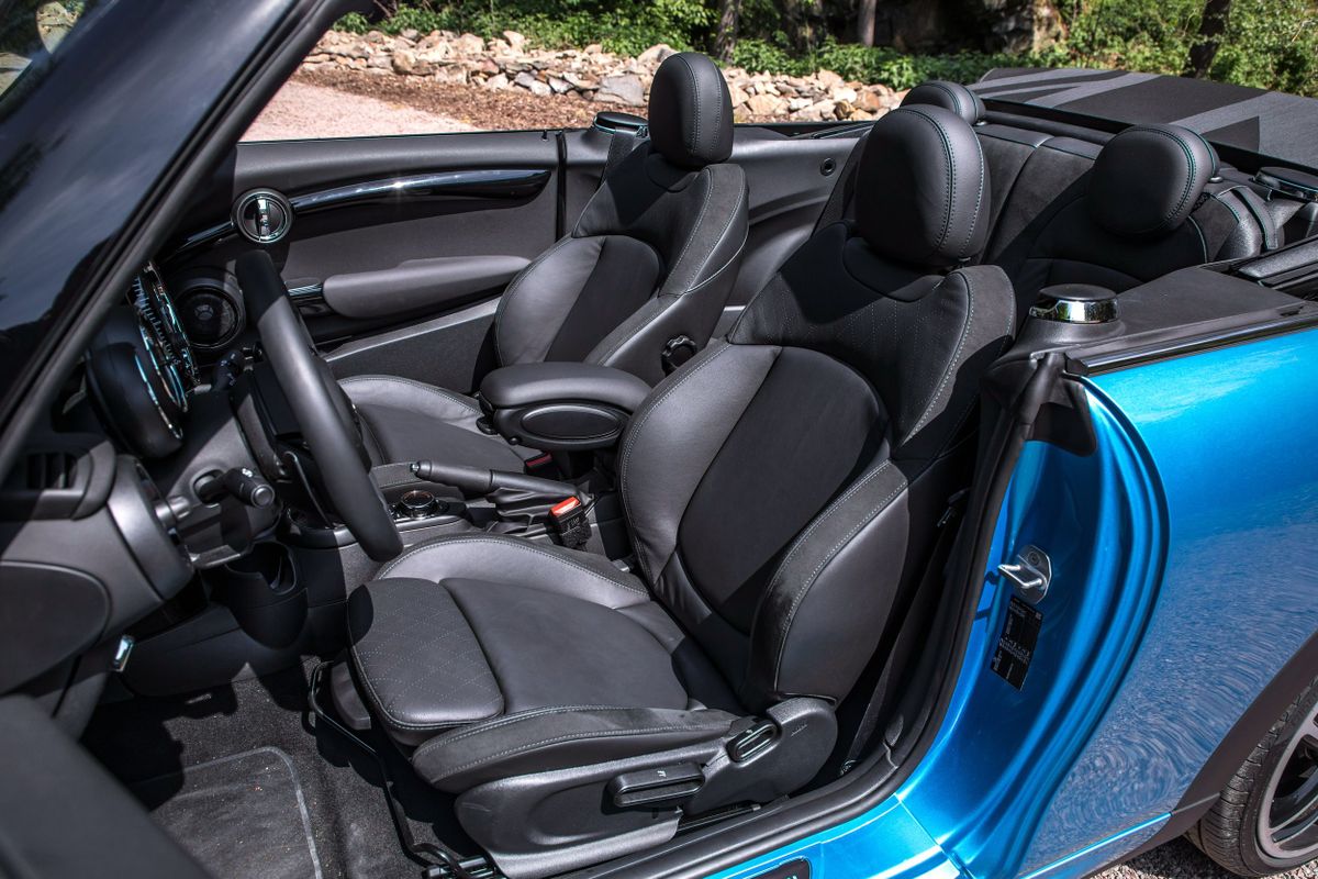 MINI Cabrio 2018. Intérieur. Cabriolet, 3 génération, restyling