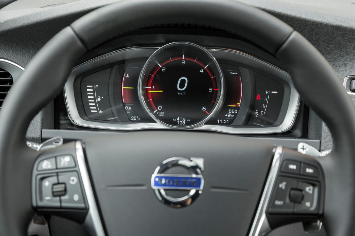 Volvo V60 Cross Country 2015. Dashboard. Estate 5-door, 1 generation