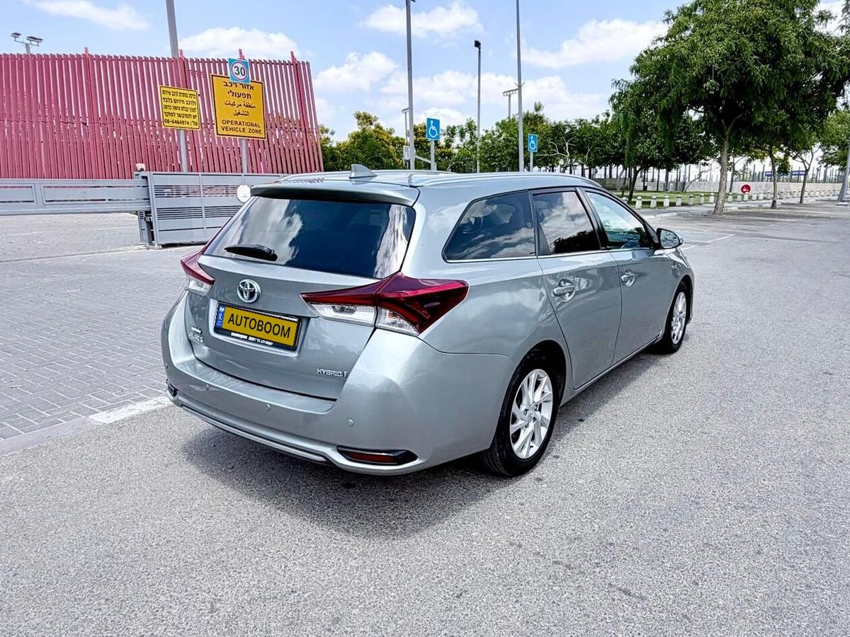 Toyota Auris 2nd hand, 2017