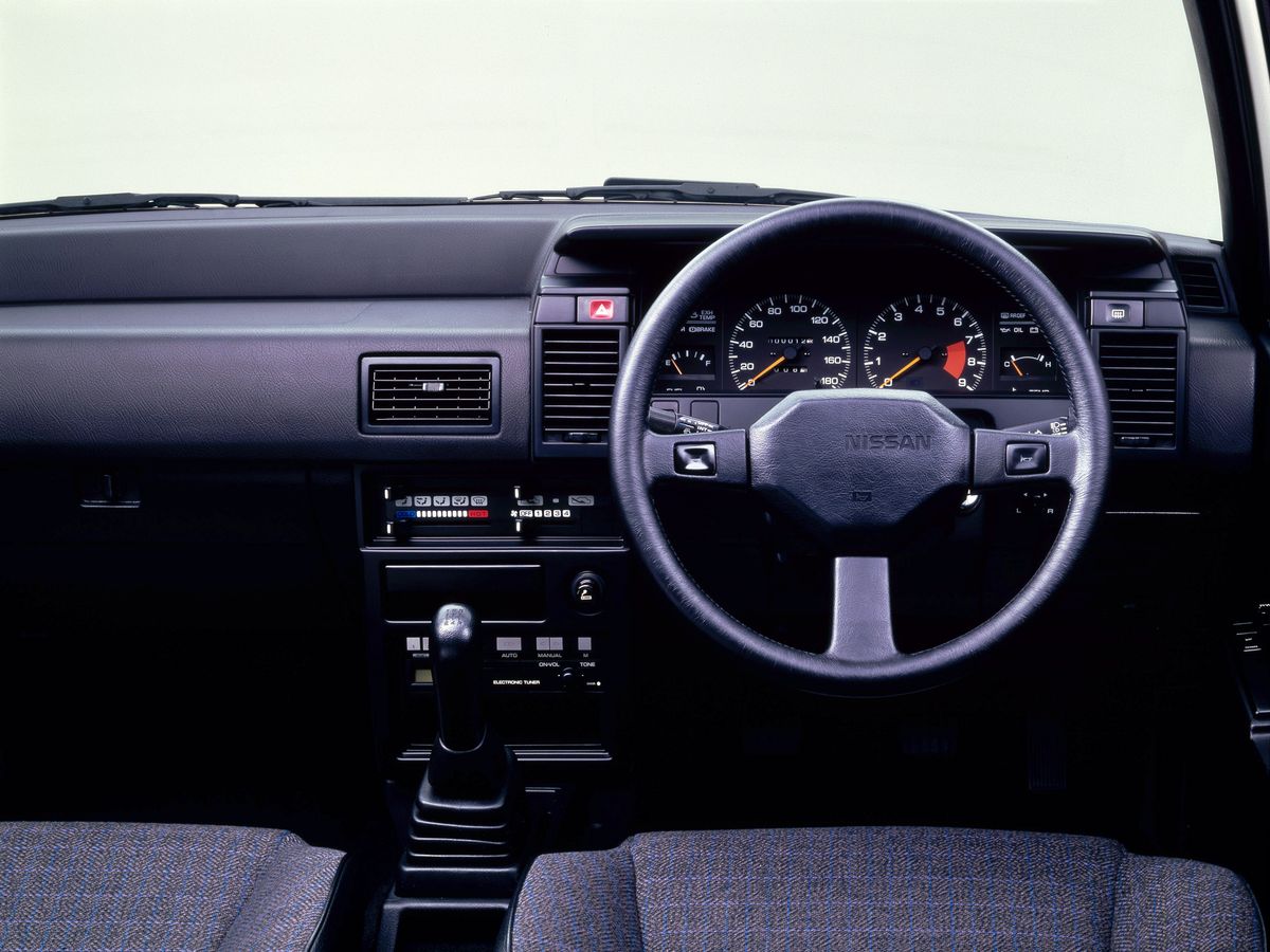 Nissan Liberta Villa 1986. Dashboard. Hatchback 3-door, 2 generation