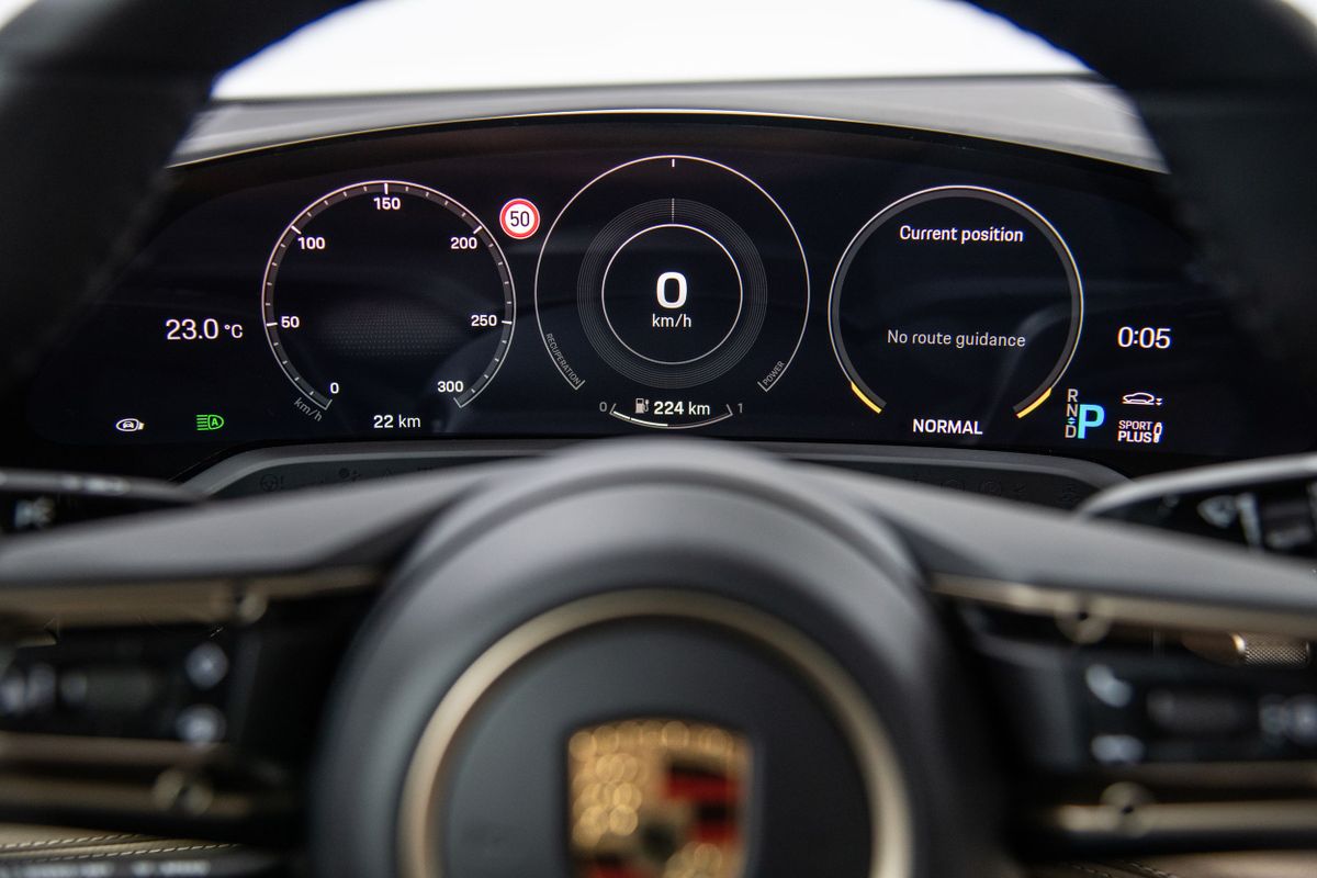 Porsche Taycan 2019. Dashboard. Sedan, 1 generation